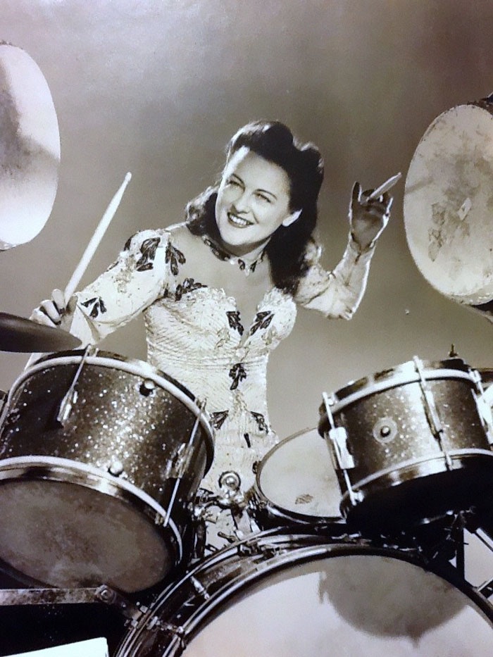 Viola Smith .
